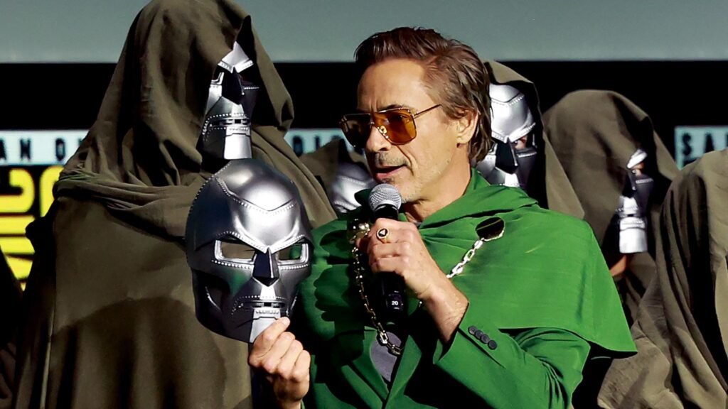 Robert Downey Jr. Caracterizado como Doutor Destino em imagem promocional da Marvel
